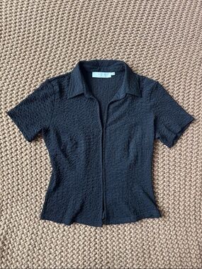 ASTR THE LABEL Puckered Short Sleeve Top in Black Women’s Size S